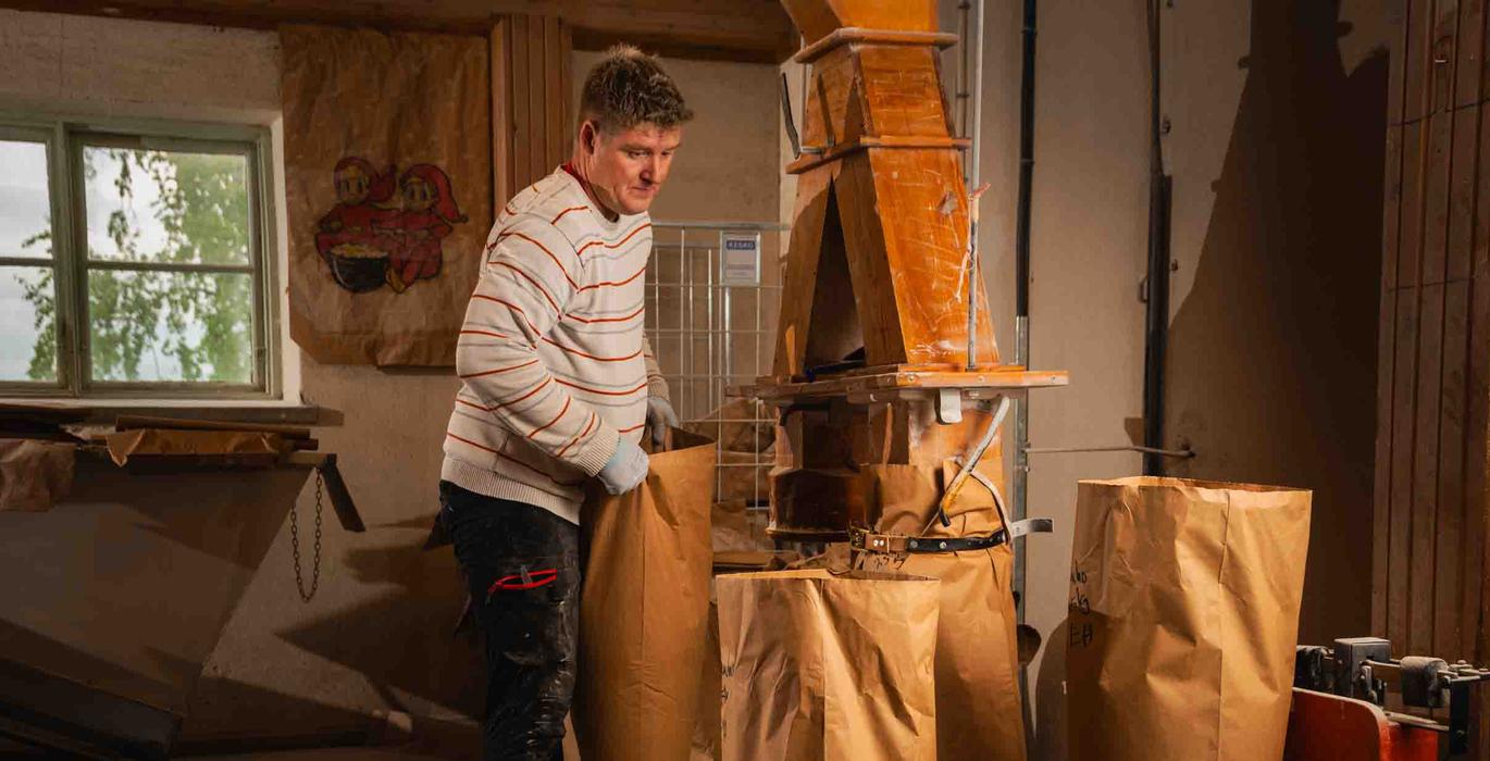 myll&auml;ri jauhamassa jyvi&auml;