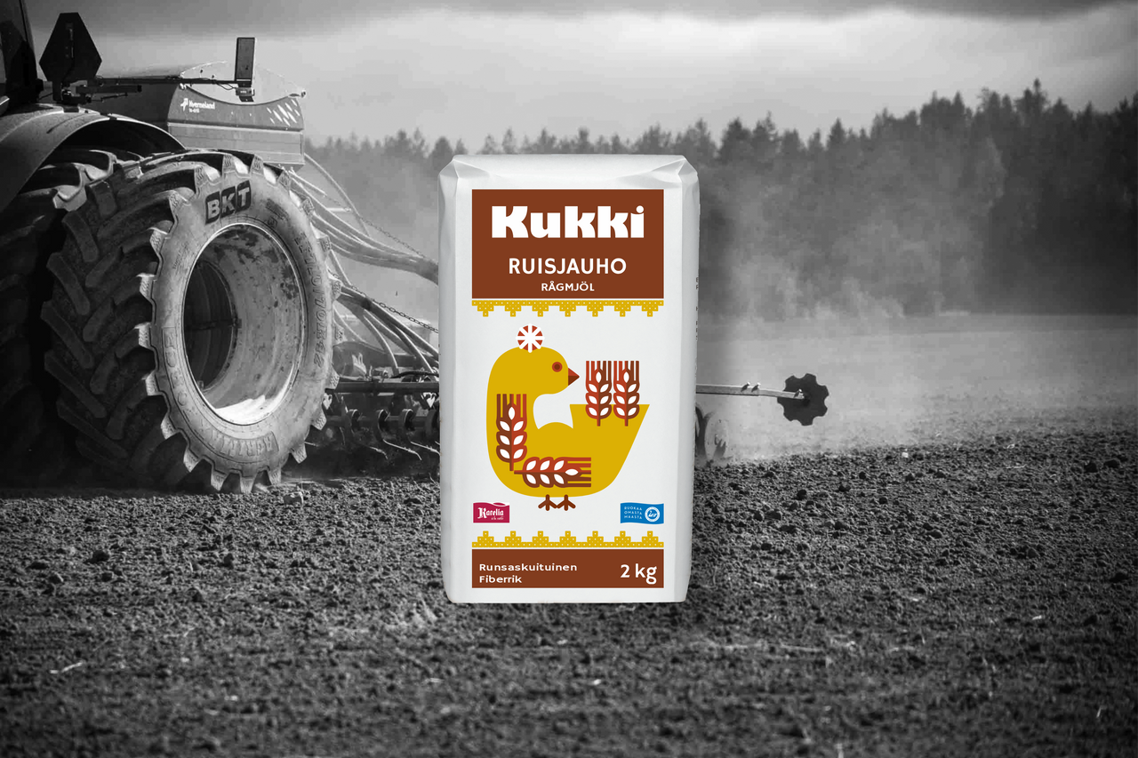 kukki-ruisjauhopussi, taustalla traktori kev&auml;tt&ouml;iss&auml;