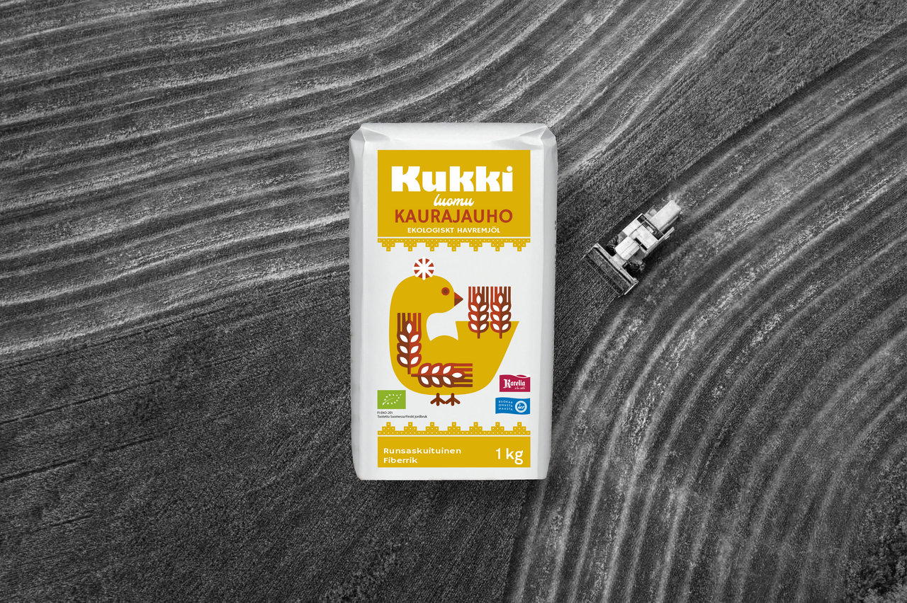 kukki kaurajauhopussi, taustalla ilmakuva puimurista pellolla