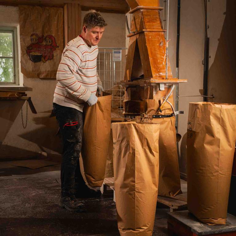 myll&auml;ri jauhamassa jyvi&auml; vanhassa myllyss&auml;